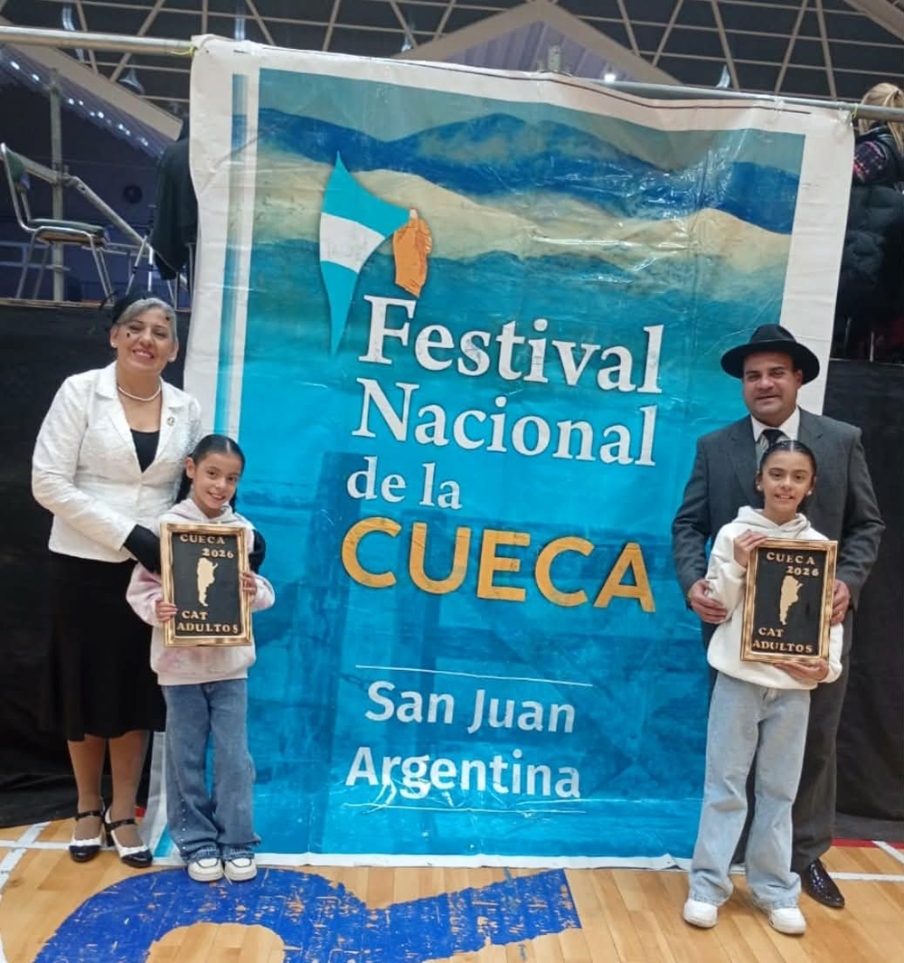 Folclore y familia: Fernando y Mar&iacute;a Jos&eacute;, flamantes Campeones Nacionales de Cueca, con sus hijas Victoria y Emilia