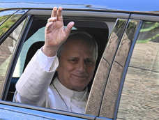 El papa León XIV ingresando a la clínica para la operación.