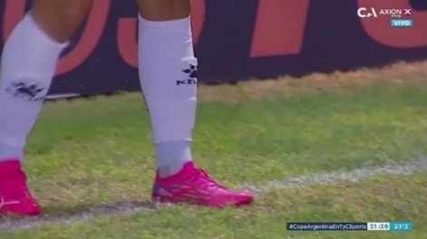 ¡Peñarol salió a la cancha con las medias de Colón!