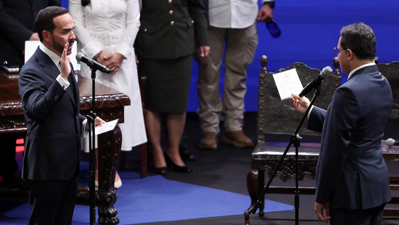 Abelardo De La Espriella tomando el juramento como presidente.