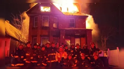 Indignante: la casa se prendía fuego y los bomberos se tomaron una foto