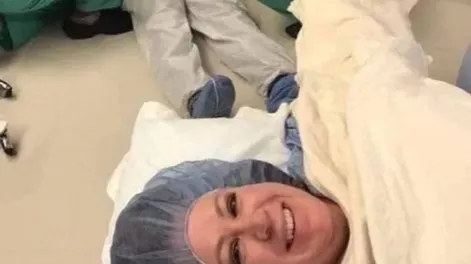 Se sacó una selfie después de haber dado a luz junto a su marido desmayado