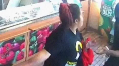 Una empleada de restaurante desarmó a un ladrón y frustró el asalto, pero sus jefes la echaron