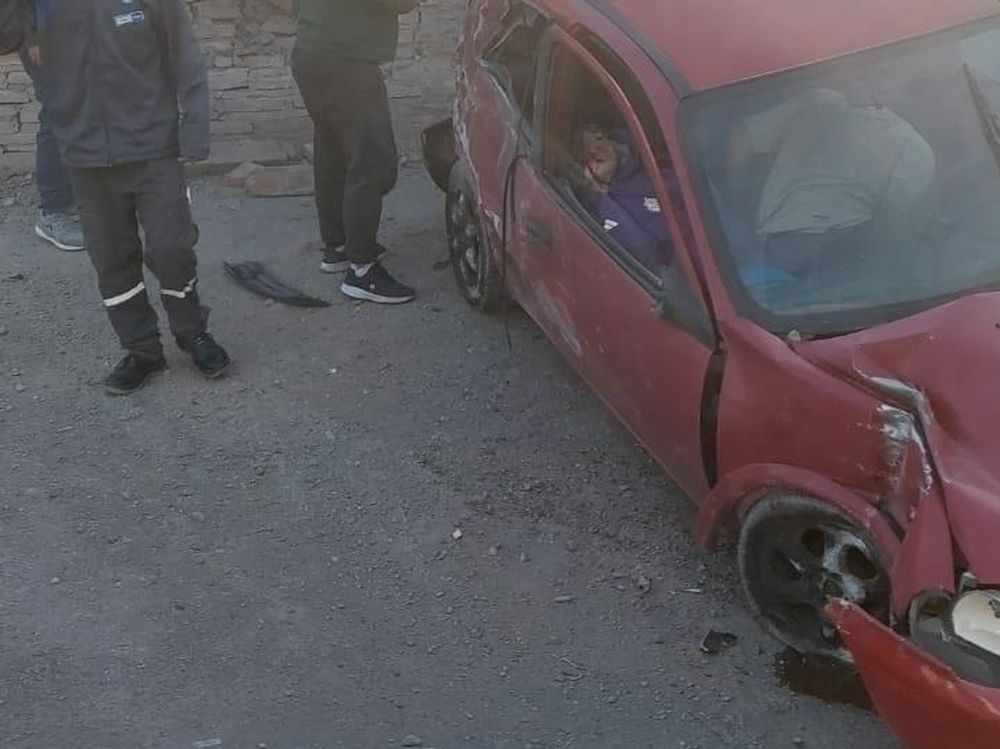 Impresionante impacto de un auto, de vereda a vereda, cerca de la UVT