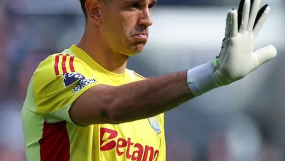 “Dibu” regresó al Aston  Villa y fue la gran figura