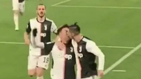 El festejo de Dybala y Ronaldo con un beso es furor en las redes