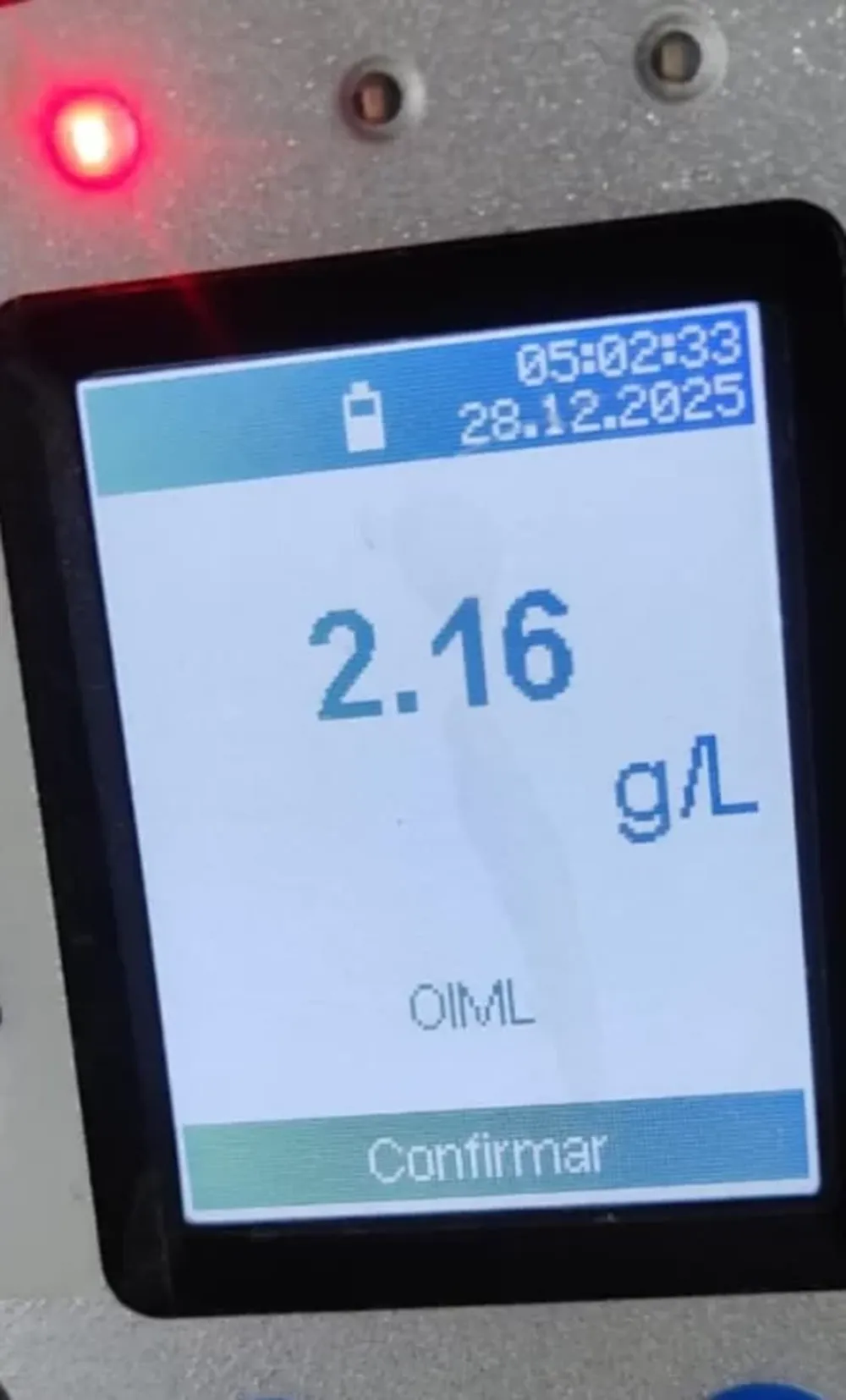 El alcoholímetro que marcó el exceso de la conductora.