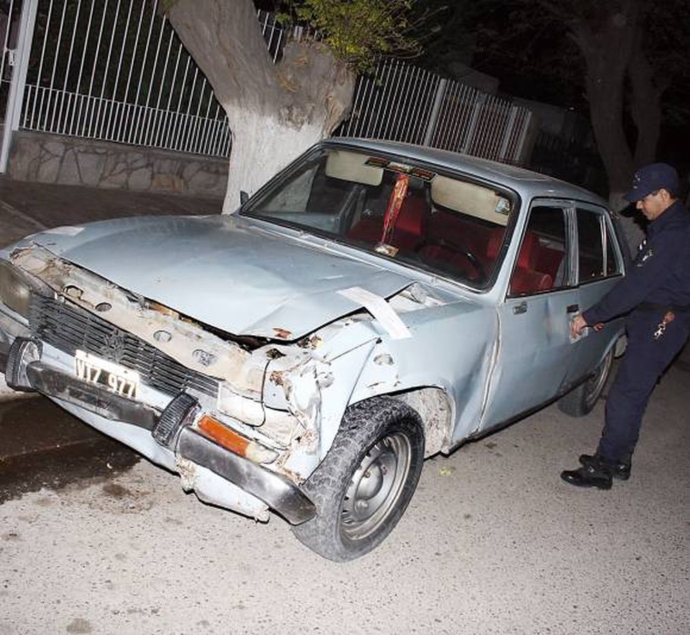 Un joven conductor ebrio, arrolló en auto a tres jóvenes