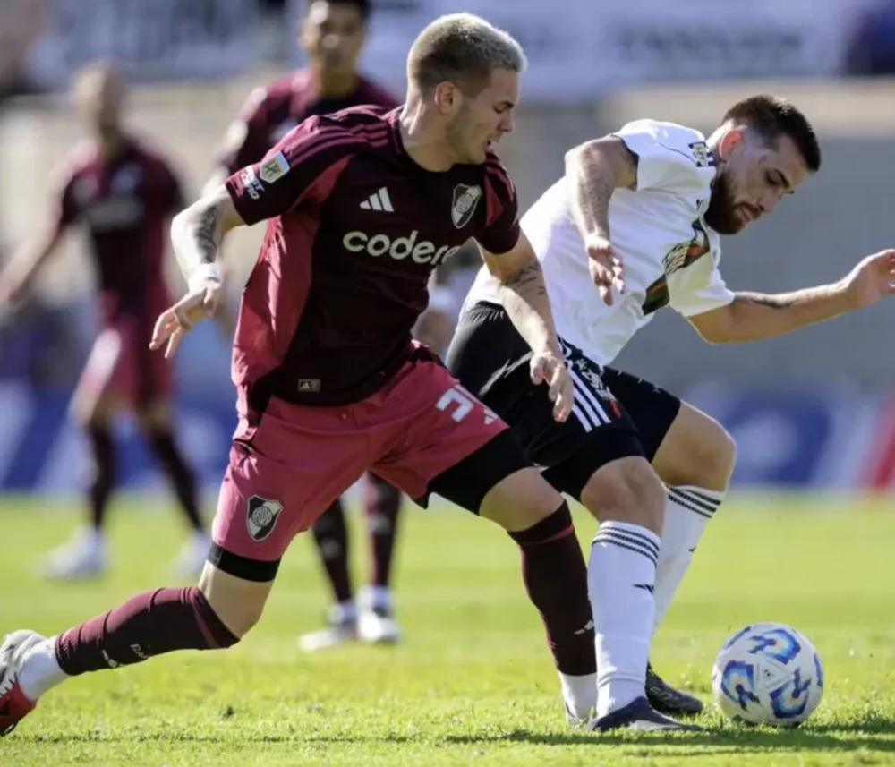 DURO. El esquema del Deportivo Riestra fue problema sin solución para River que no pudo estirar su racha ganadora en el Apertura.