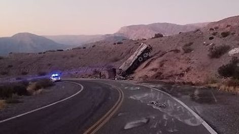 Calingasta: impactante vuelco de un camión cargado de aceite