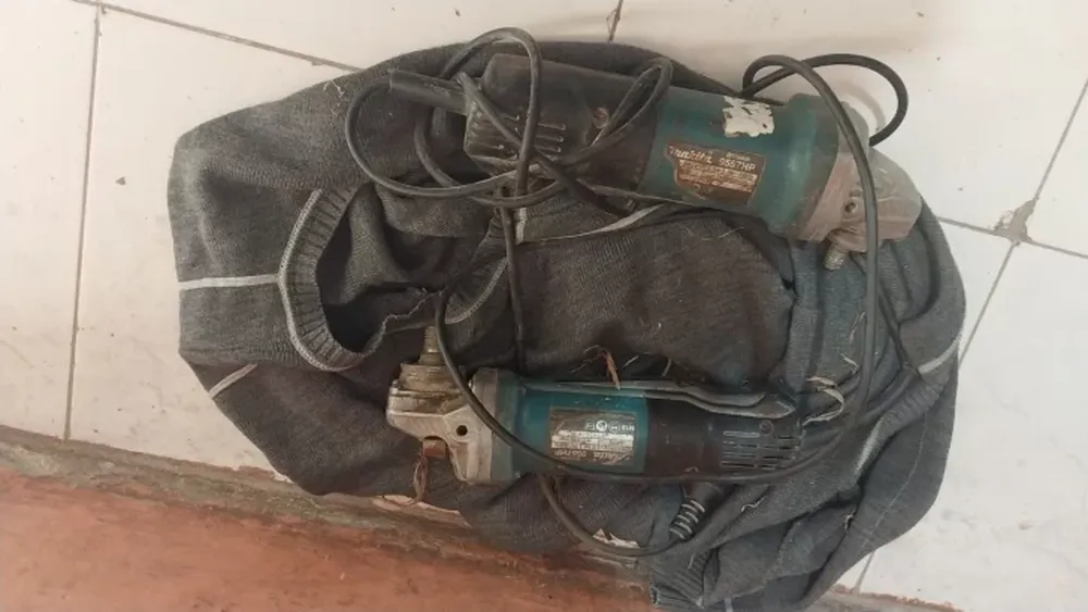 Sorprendió a un ladrón en su carpintería y lo redujo a golpes junto a sus hijos