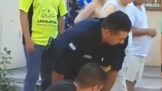 [VIDEO] Un niño robó un celular, huyó y los vecinos lo atraparon