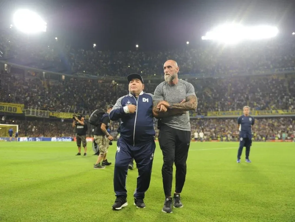 Maradona pisó suelo xeneize y fue homenajeado