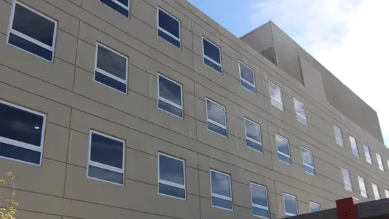 Una nena de 4 años tocó una reja y recibió una fuerte descarga eléctrica: se quemó un brazo