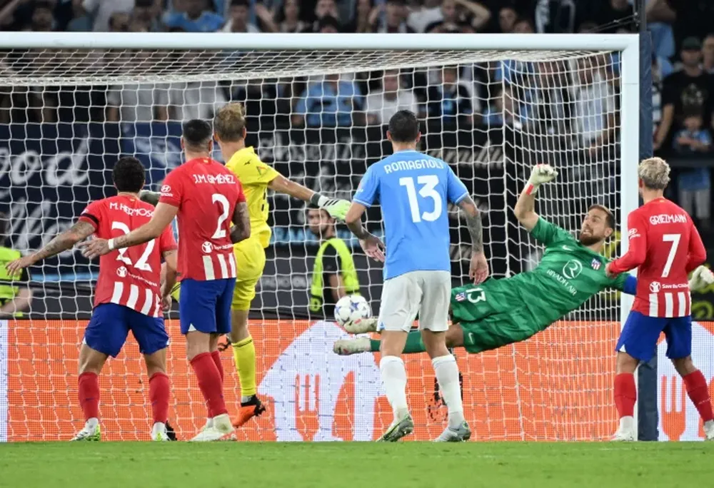 Álvarez hizo un doblete y hubo gol de arquero