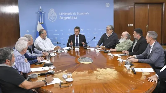 Massa mueve fichas, baja el dólar y convoca a un acuerdo