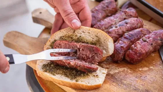 Ante la suba del dólar blue, una parrilla dejó de vender el choripán en pesos y es furor