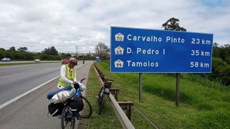 Viajó 1.400 kilómetros en bicicleta para estar en la graduación de su hijo