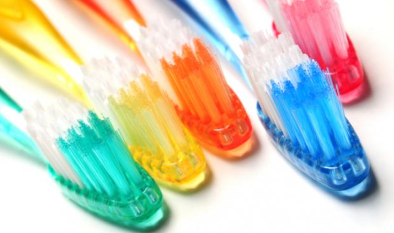 Cómo elegir el cepillo de dientes adecuado y la forma de cuidarlo