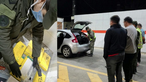 Los siete paquetes con cocaína estaban escondidos dentro de los asientos traseros del vehículo.
