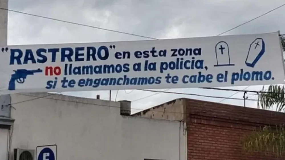 El polémico pasacalles de vecinos a los delincuentes: “Si te enganchamos, te cabe plomo”