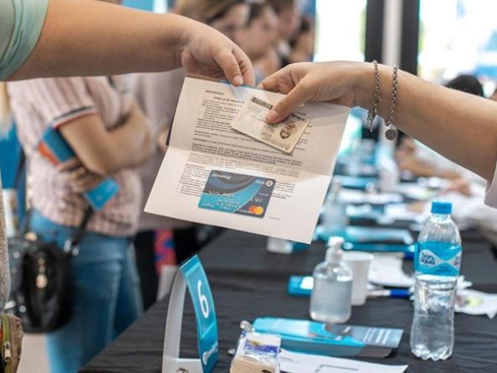 Así será el operativo para entregar entre jueves y viernes las tarjetas AlimentAR pendientes