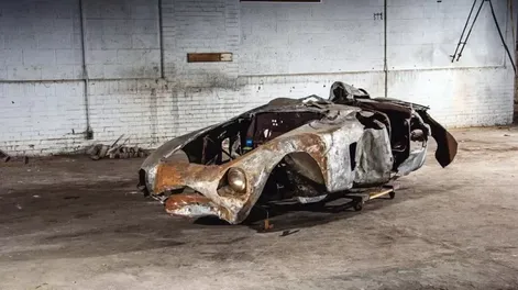 Una Ferrari de 70 años, oxidada y destruida fue vendida en casi 2 millones de dólares