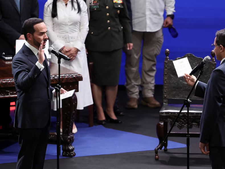 Abelardo De La Espriella tomando el juramento como presidente.
