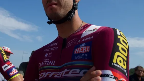 Tivani corre contra los ases del pelotón