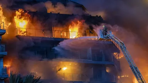 Se incendiaron dos edificios en Valencia, reportaron cuatro muertos y 14 heridos
