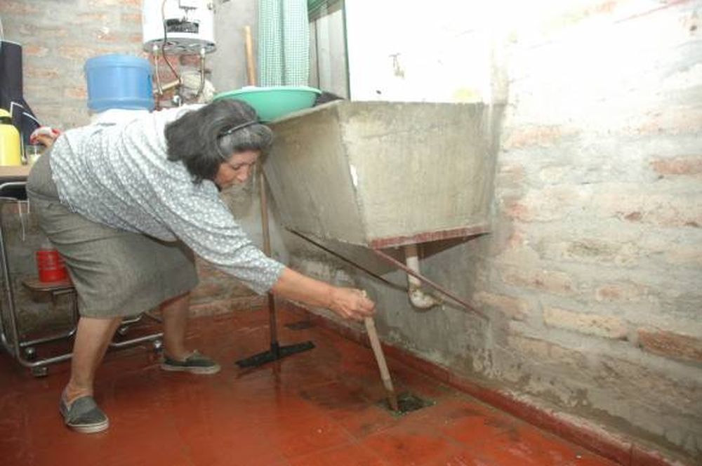 El agua servida sale por los resumideros y les inunda todo