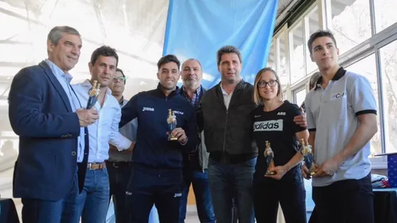 Uñac compartió un almuerzo con los hockistas que viajan a China