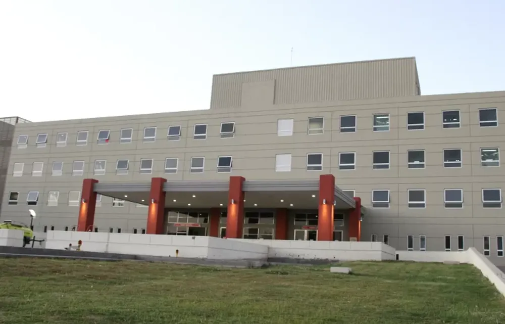 Reparaba el techo, se cayó y quedó en estado grave