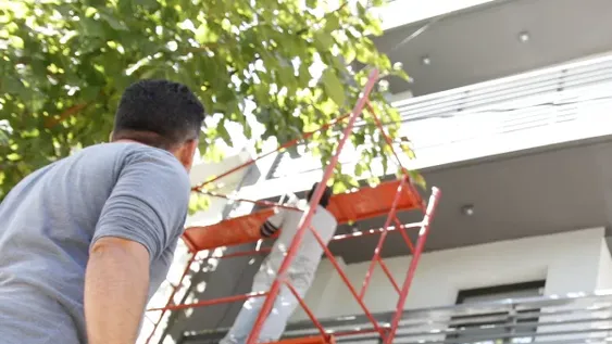 Vuelven los robos tipo “hombre araña”, esta vez se llevaron $100.000 de un 2do  piso