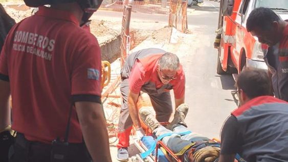 Dos operarios cayeron a una zanja tras un derrumbe y uno de ellos terminó fracturado