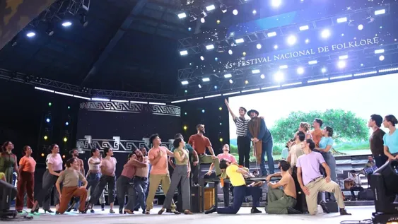 POSTAL SANJUANINA. El cuadro En mis ojos traigo el sol pudo ser transmitido por televisión abierta y por Internet. Familiares y amigos esperaron hasta altas horas de la madrugada para apreciar la performance de los artistas en acción.