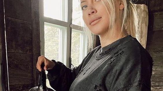 Wanda Nara mostró su cambio de look y un profundo escote