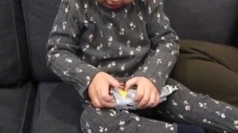 Quiso darle a su hija el peor regalo de Navidad pero la reacción de la niña lo dejó callado