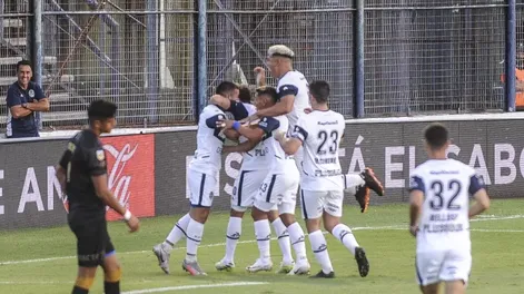 Gran triunfo de Gimnasia ante Talleres, en un partido accidentado