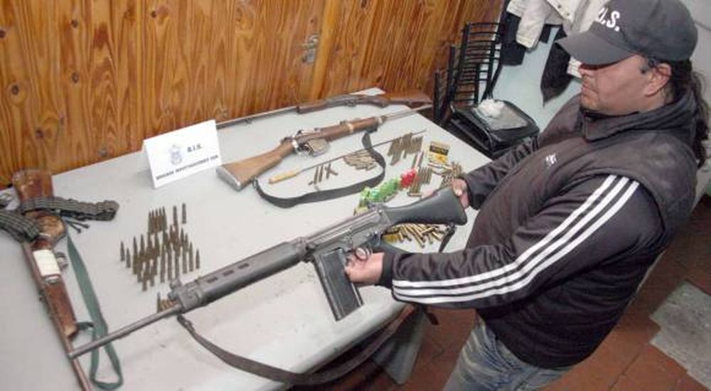 Investigan a un funcionario por tenencia ilegal de arma