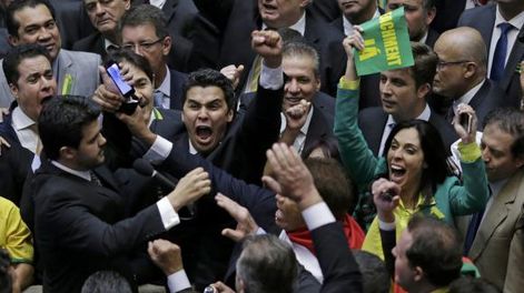 Aprueban que siga el proceso a Rousseff