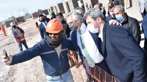 Fernández: “Quise venir cuando las casas estaban destruidas y ahora que se ponen de pie”