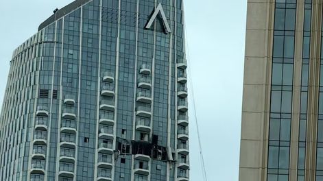 iran ataco con drones una torre en dubai y amenazo a tropas de eeuu: quedaran bajo los escombros