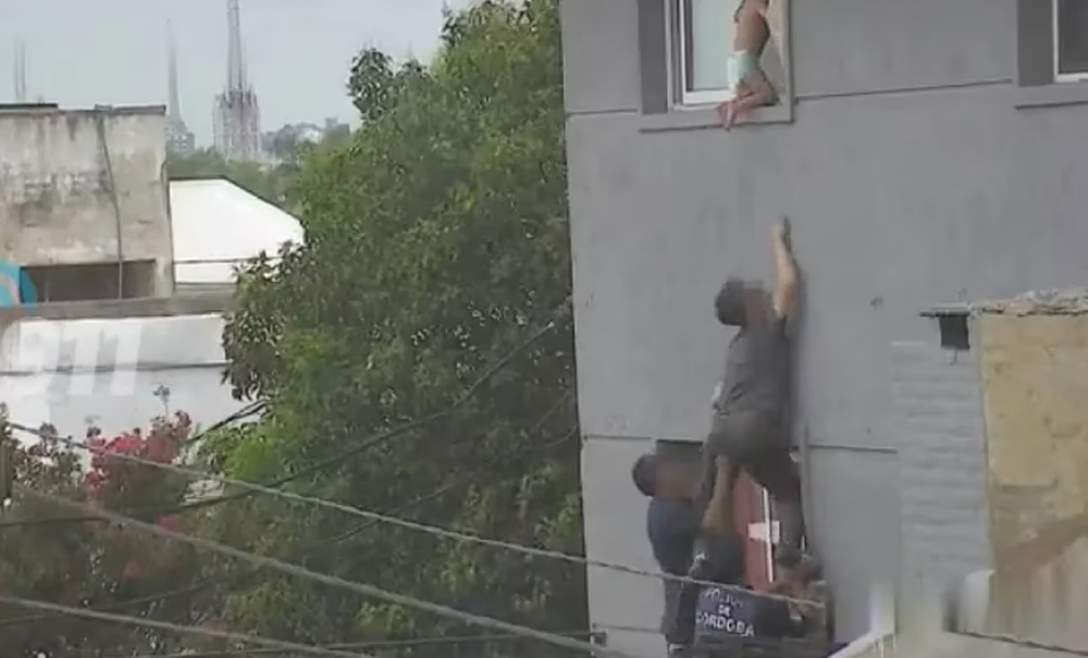 Dramático: vecinos rescataron a un bebé que casi cae de un segundo piso