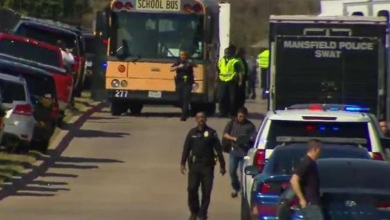 Cuatro heridos en un tiroteo en una escuela de Texas: buscan al presunto autor