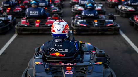 Max Verstappen partió desde el último lugar y terminó ganando el desafío “Max vs 100” en Silverstone.