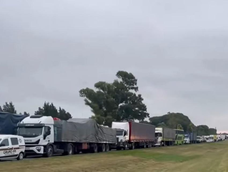 Tragedia: un muerto tras choque en cadena de seis camiones Tragedia: un muerto tras choque en cadena de seis camiones