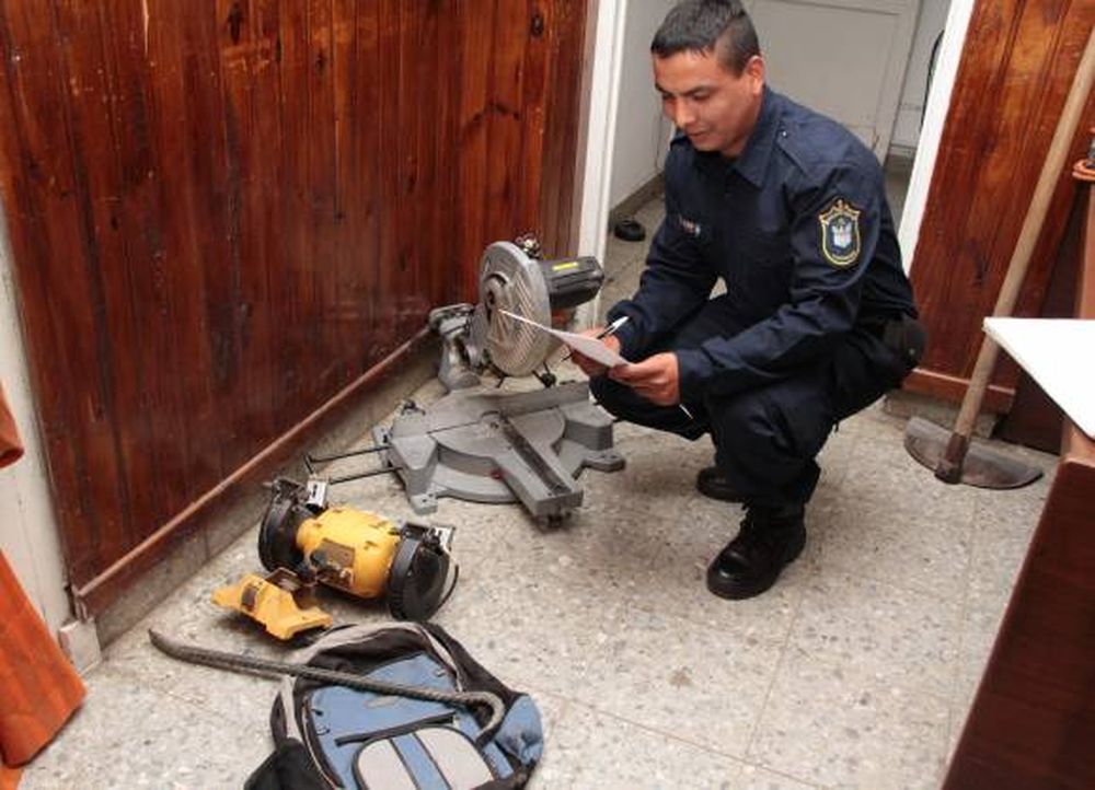 Policías frustran robo a carpintería