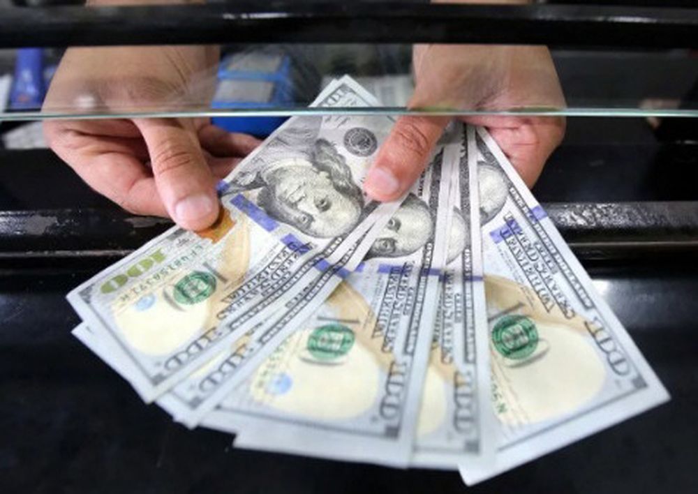 Otro fuerte avance del dólar blue, que cerró en 418 pesos
