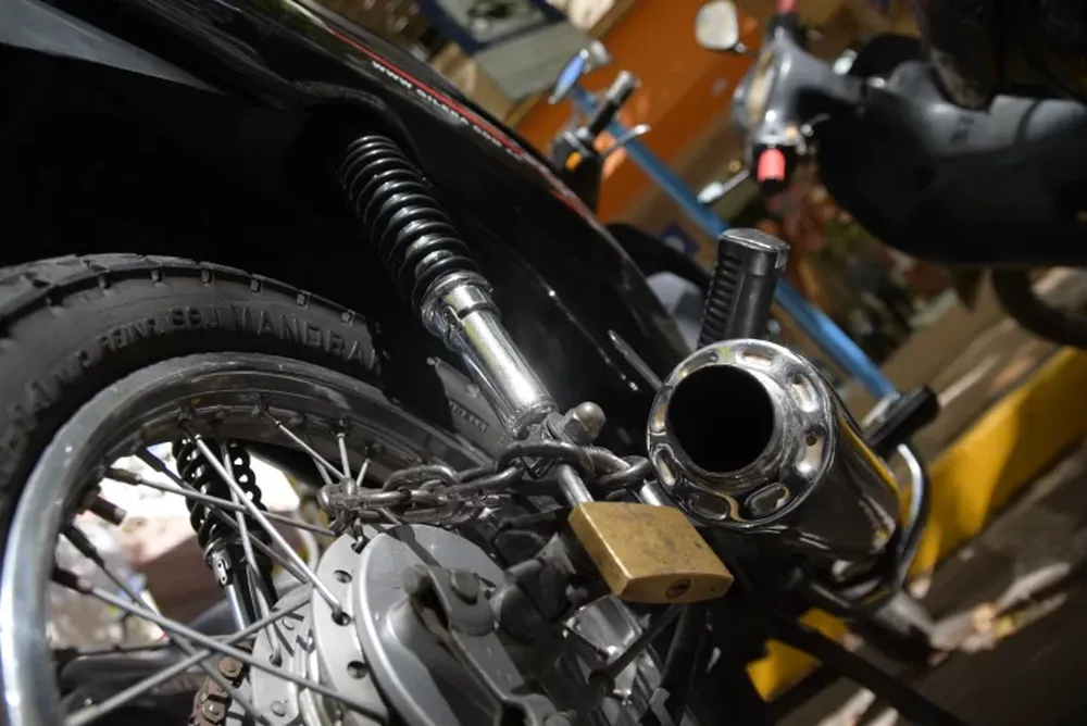 Dos sujetos con múltiples antecedentes robaron una moto: uno va preso y el otro zafó